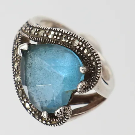 Ring med blå sten och markasiter, stl 16, bredd 2,5-7,5mm. 925/1000 silver Vikt: 6,5 g