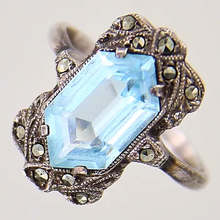 Ring med akvamarin samt markasiter, stl 16½, bredd 2-17mm, akvamarin med mindre nagg och slitage på fasetter samt bord, oxiderad skena, silver 830/1000 Vikt: 2,9 g