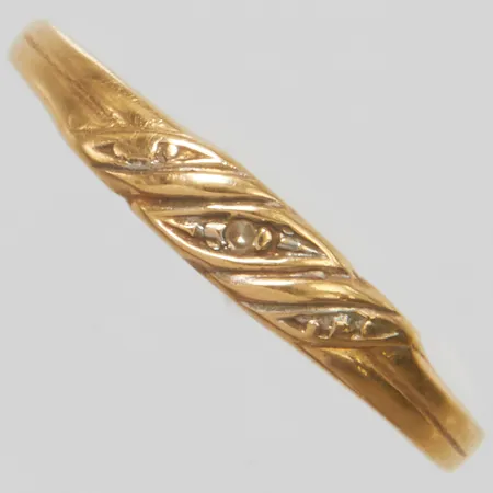 Ring, Ø17¾, bredd: 1,4-3,3mm, diamant 1 x ca.0,005ct, 8/8-slipade, skev skena, 18K Vikt: 1,1 g