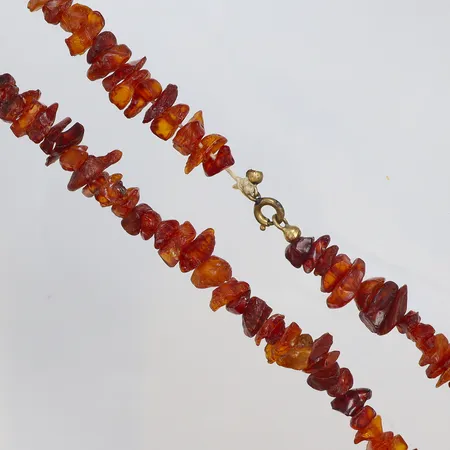 Halscollier bärnsten, längd 53cm, bredd ca 10mm, lås i gul metall