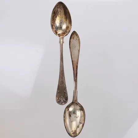 2 Skedar, längd 12,5cm, udda modeller, gravyr, silver 830/1000 Vikt: 32,1 g