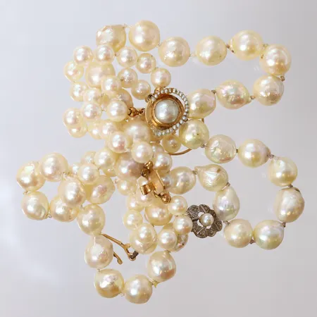 Guldskrot, defekt, innehåller pärlor samt stenar, 18K, bruttovikt: 59,4g.