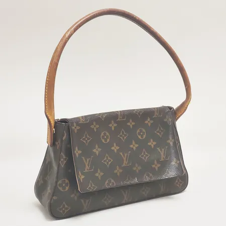 Väska Louis Vuitton Mini Loop Bag, monogram canvas, M51147, mått 28x17x8,5cm, datumkod: MI0053, France 2003, innerficka med dragkedja, mässingsbeslag, slitage, sprickor på läder samt axelrem, färgbortfall på beslag, invändiga fläckar, inga tillbehör.  