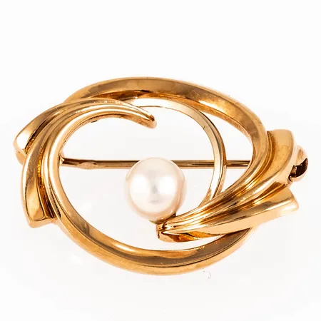 Brosch i 18K guld med odlad pärla Ø 5,5 mm. Det är 26 x 19 mm och väger 2,7g.