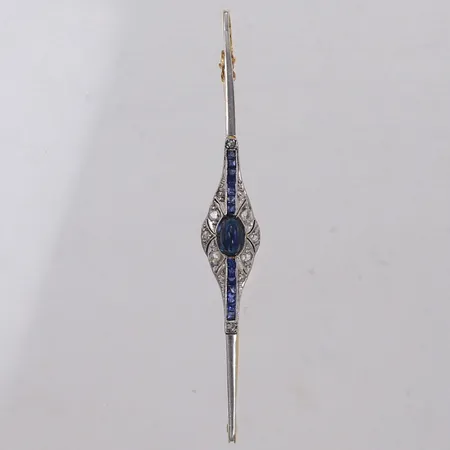 Brosch med rosenstenar och safirer, längd 64,4mm, bredd 1,2-8,7mm, tvåfärgad, ostämplad, små nagg på rosenstenar, 18K  Vikt: 4,5 g