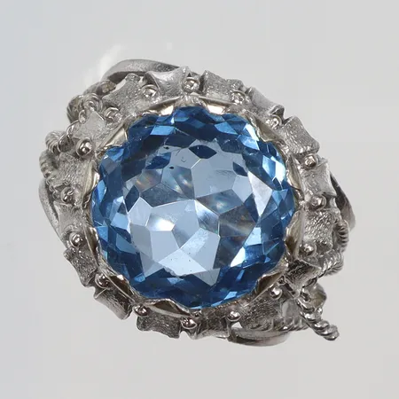 Ring i vitguld med blå sten, stl 18, bredd 5-18mm, delvis defekt, 18K  Vikt: 10,2 g