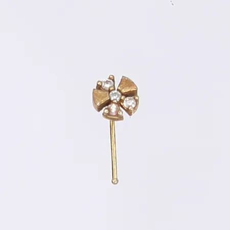 Örhänge med vit sten, skevt, 18K Vikt: 0,1 g