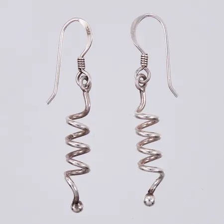 Ett par örhängen längd ca 32mm, bredd ca 1-5mm, 925/1000 silver Vikt: 1,8 g