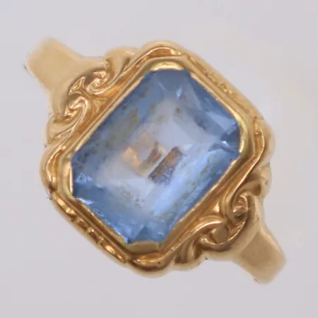 Ring med ljusblå sten, stl 17½, bredd 2,1-12,1mm, slitage på sten, 18K  Vikt: 3 g