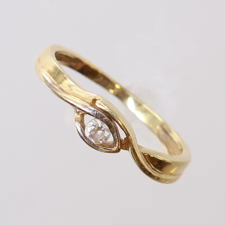 Ring med vit sten, stl 17, bredd ca 1,5mm, 14K Vikt: 1,7 g