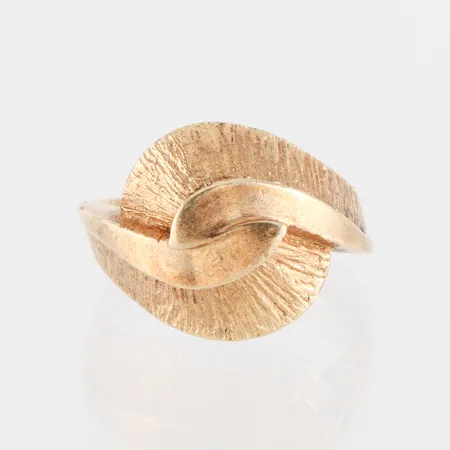 Ring modern design, storlek 17 ¼ mm, bredd 2.7-15.9 mm, 14k. Vikt: 9,8 g