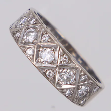 Ring med diamanter 5xca0,06ct, 12xca0,01ct, stl 15¾, bredd 3,9-5,4mm, Kå-Ce Guldsmedja, år 1974, vitguld, 18K  Vikt: 4,5 g