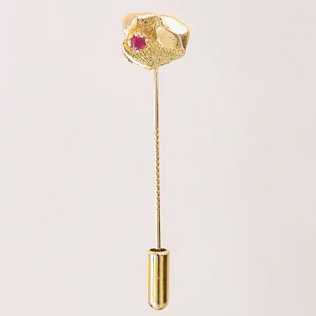 Kravattnål med syntetisk rubin, 50x11mm, rubin med nagg, 18K  Vikt: 2,9 g