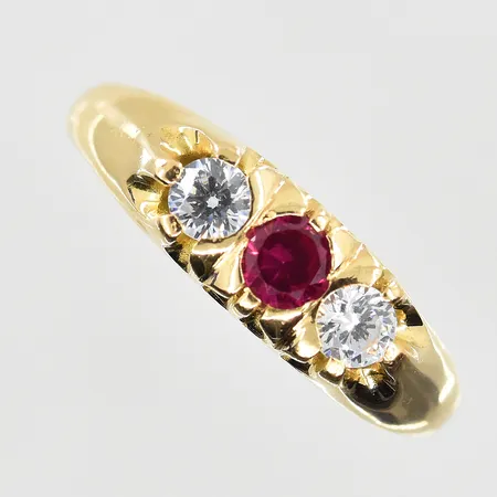 Ring med röd sten och vita stenar, stl 19, bredd 2-6 mm, 18K. Vikt: 5,2 g