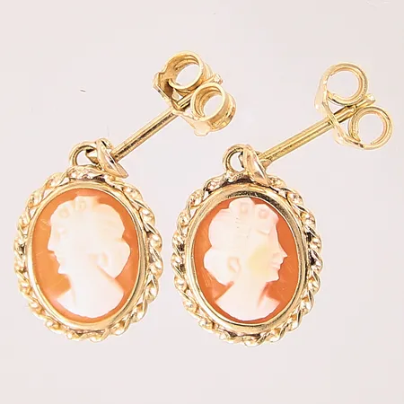 Ett par örhängen med camé, ca 10x13,5mm, 18K  Vikt: 2,4 g