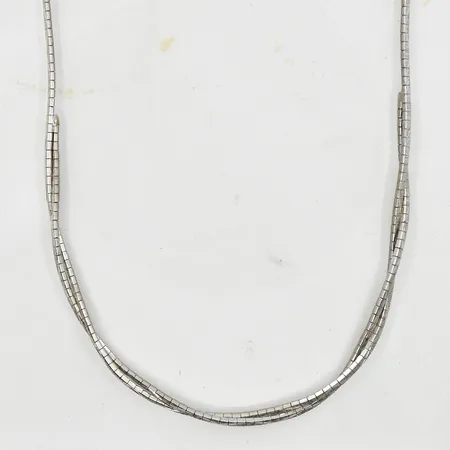 Collier, längd 40½ cm, bredd 2-4 mm, ledad modell, matterad yta, 835/1000 silver. Vikt: 16,1 g