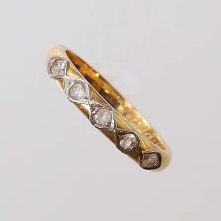 Ring med vita stenar, stl 16¾, ca bredd 2,5-3mm, gravyr, stenar med nagg. 18K Vikt: 3,2 g