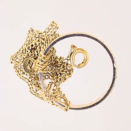 Guldsmycken, delvis vitguld, gravyr, saknas del vid lås, 18K  Vikt: 8,5 g