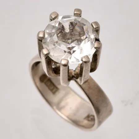  Ring i silver, stl 17, bredd 6-12mm, 1st vit sten, mått Ø10,6mm, 830/1000, tillverkad av Isaac Comen, vikt 5,74g.