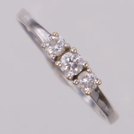 Ring med diamanter ca 0,25ctv, stl 17, bredd ca 1,5-3mm, vitguld, 18K  Vikt: 1,6 g