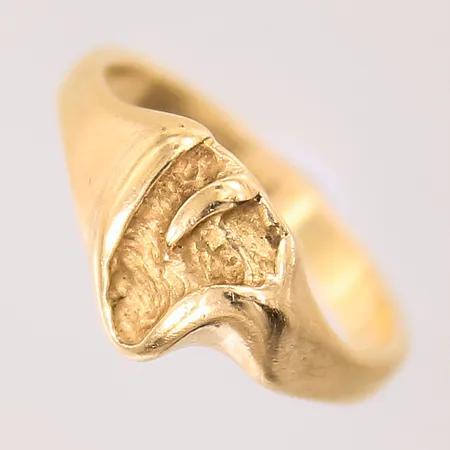 Ring med dekor, stl 14½, bredd 2-9mm, skena med mindre hack, 18K  Vikt: 3,5 g