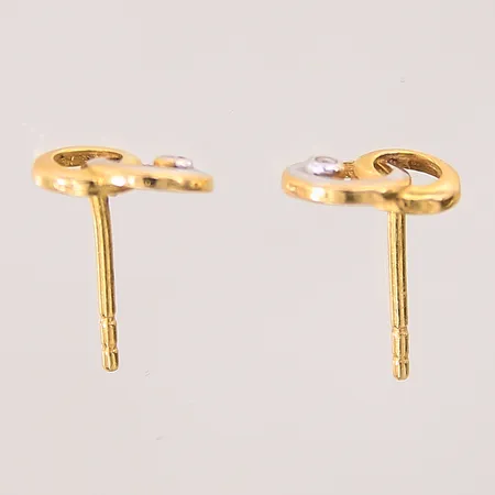 Ett par örhängen med vita stenar, Ø6,5mm, vitguldsdetaljer, stopp saknas, ostämplade, något skeva, 18K  Vikt: 1 g