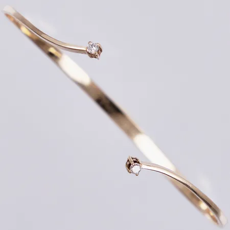 Stelt armband, ca 5,5-5,5cm, bredd ca 1-3mm, med diamanter ca 2x0,04ct, öppningsbart, 14K Vikt: 6,4 g