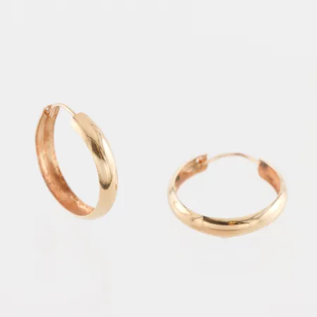 Örhängen paret, diameter ca 17.2 mm, 18k. Vikt: 0,8 g