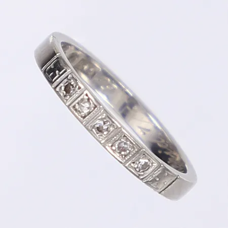 Ring med diamanter 5x ca 0,01ct, stl 15¼, bredd 2mm, gravyr, vitguld 18K Vikt: 2,4 g
