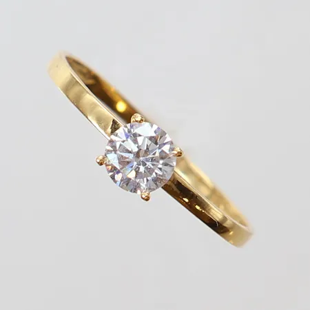 Ring med vit sten, stl: 18, bredd 1,5-5mm, GHA, 18K.  Vikt: 1,2 g