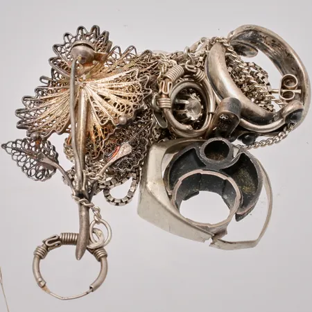 Diverse defekt silver, 830/1000, vikt 42,11g.