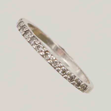 Ring, vita stenar, Ø18¼, bredd: 1,7mm, 925/1000 silver, 1,5g.