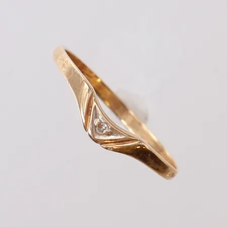 Ring med 8/8-slipad diamant ca 0,005ct , stl 17½, ca bredd 1,7-3,8mm, skev. 14K  Vikt: 1,1 g