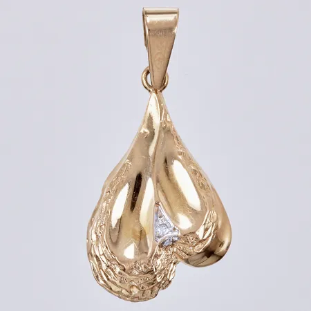 Hänge med diamant ca 1x0,01ct, längd ca 28mm, bredd ca 2-14mm, 18K Vikt: 2,3 g