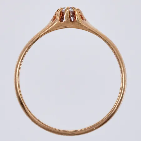 Ring med äldreslipad diamant 1 x ca 0,07ct, stl ca 16¾, bredd ca 3mm, 18K  Vikt: 2,8 g