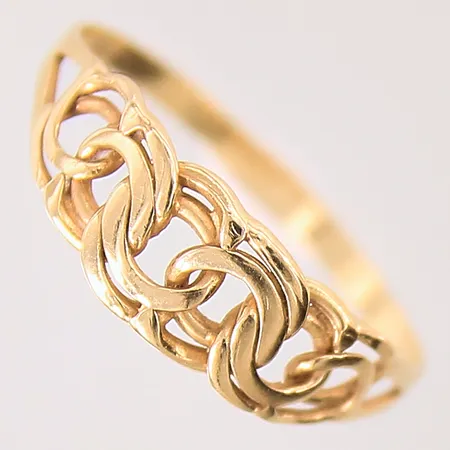 Ring Bismarck, stl: 19½, bredd: 1,8-6,8mm, skev skena, 18K  Vikt: 1,8 g