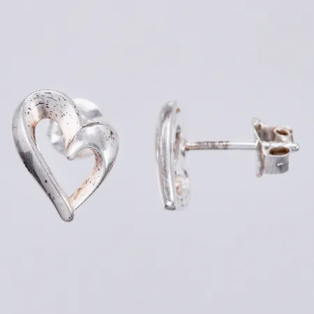 Ett par örhängen hjärtan, längd: ca 1,2cm, bredd: ca 2-10mm, GHA, 925/1000 Silver  Vikt: 2,1 g