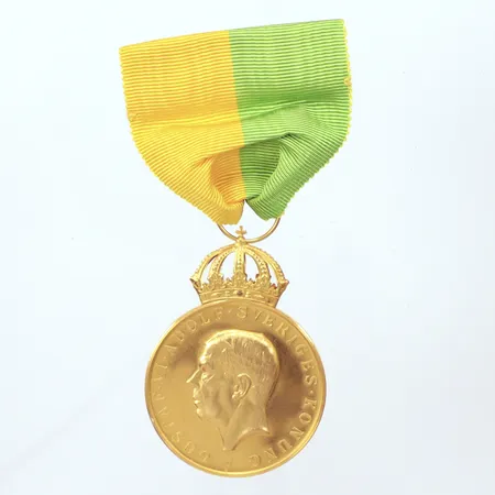 Guldmedalj, Gustav 1V Adolf Sveriges konung,  Personlig gravyr, Ø35mm, 23k= ca 22g / 18k ca 3,5g  med band och etui