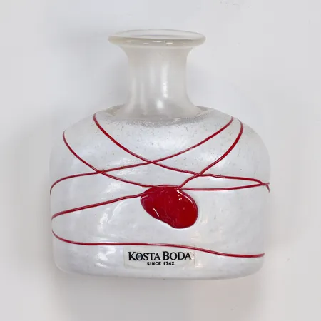 Miniatyrflaska Kosta Boda Bertil Vallien, konstglas, höjd ca 7,5cm, signerad och numrerad 48199, etikettmärkt 