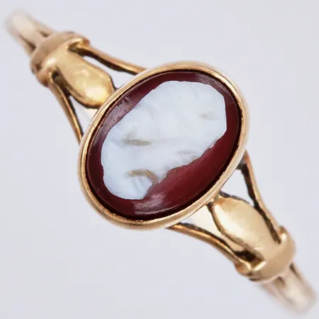 Ring med camé, stl: ca 18¼, bredd: ca 1-8mm, 18K  Vikt: 1,6 g