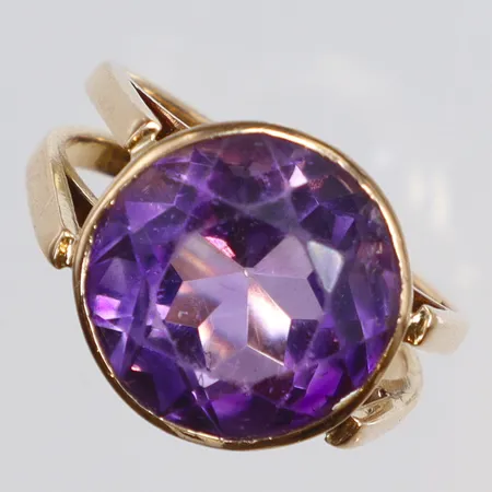 Ring med lila sten, stl 15, bredd 2-12mm, 18K, bruttovikt 5,5g