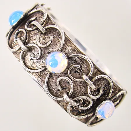 Armring med opaliter samt dekor, Ø60mm, bredd 25,5mm, England, Cheaster, år 1955, Smith & Pepper, saknar säkerhetskedja, mindre bucklor, något repig, stenar med nagg, silver 925/1000 Vikt: 53 g