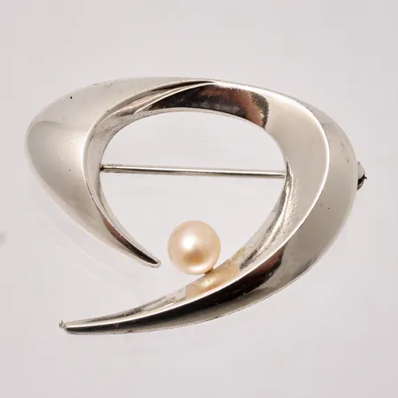  Brosch i silver, mått 29x36,8mm, 1st pärla, mått Ø5,8mm, 830/1000, vikt 6,77g.
