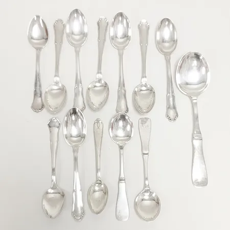 13 Skedar, varierande modeller, tre med monogramgravyr, repiga, missfärgade, silver, 830/1000 Vikt: 216 g