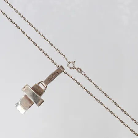 Kedja med hänge, Little cross pendant, Efva Attling, ca 45cm, bredd 2mm, hängets mått 45x18,5mm. 925/1000 silver  Vikt: 11,6 g