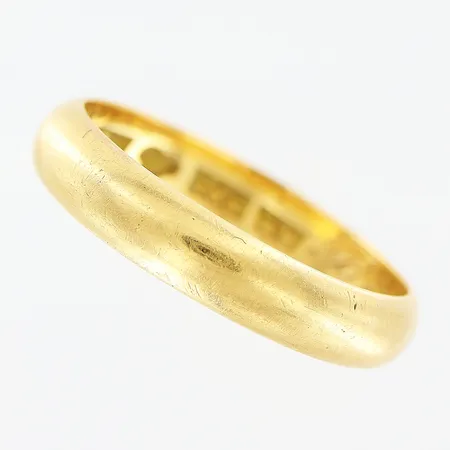 Slät ring, stl 17, bredd 3,5mm, gravyr, skev, 18K Vikt: 3,7 g