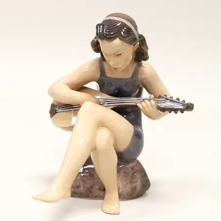 Figurin Dahl Jensen Danmark, flicka med mandolin, nr 1172, 2a sortering, 19cm. Vikt: 0 g