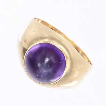 Ring med lila sten, stl 17¼, bredd 4-12mm, hårt bruksslitage på stenen, 18K Vikt: 4,2 g