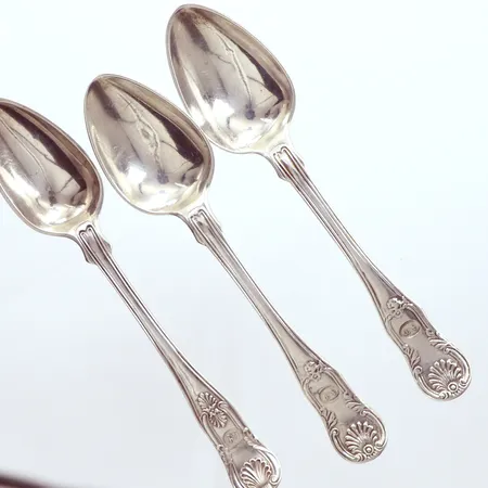 3 Dessertskedar, längd 15cm, modell Engelsk snäck, år 1856, något ojämna, silver 800/1000 Vikt: 75,6 g