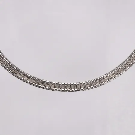 Collier, halvstel, 42cm, bredd 6mm, Guldfynd, ojämn, 835/1000 silver Vikt: 25,9 g